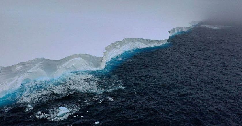 Dünyanın en büyük buzdağı A23a Antarktika'da sürükleniyor