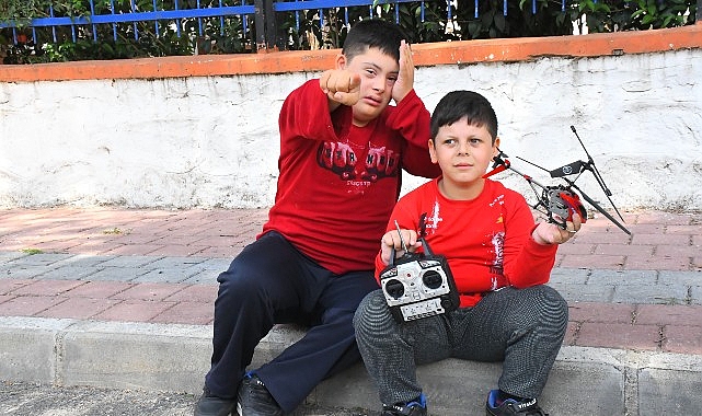 Ağaçlara asılı kalan çocukların imdadına Torbalı Belediyesi helikopterleri yetişti – GÜNDEM