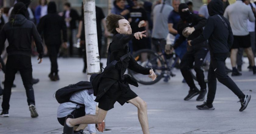 İngiltere'de bıçaklı saldırının ardından başlayan protestolarda 100'den fazla kişi gözaltına alındı